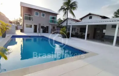 Casa de condomínio, 343 m2 construídos, 5 quartos sendo 4 suítes.