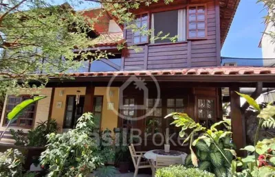 Casa aconchegante, rodeada por belezas naturais em condomínio com segurança