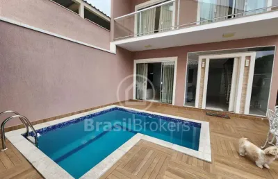 Excelente casa triplex à venda na freguesia localizado em jacarepaguá em condomínio fechado.