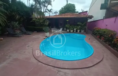 Casa linear 3 quartos, 2 suítes, 2 vagas  condomínio fechado. para voĉe e sua família.