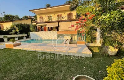 Casa 4 quartos, estilo colonial e moderno com vista linda e indevassável!