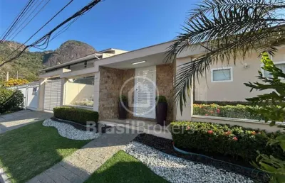 Excelente casa linear com altíssimo padrão de qualidade e beleza  dentro de condomínio fechado com lazer para toda família.