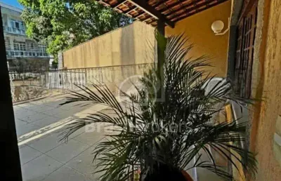 Linda casa duplex com 5 quartos em 384 m² de área construída, localizada no quebra coco!