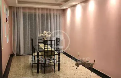 Excelente casa triplex com 386 m²; de área construída.em rua plana no jardim carioca próximo à estrada do galeão
