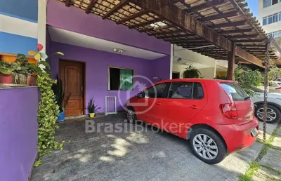 Moderna casa duplex com 2 quartos e 100m² em condomínio fechado