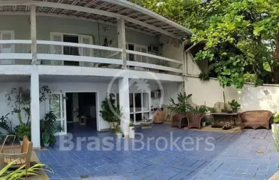 Casa de frente para a praia da bica com vista deslumbrante!