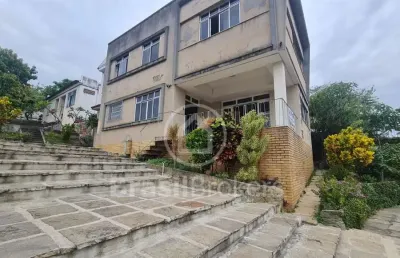 Casa bifamiliar com 314m² de área edificada e 524,40m² de área total
