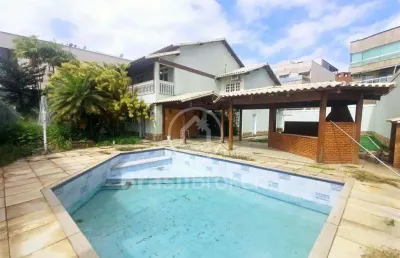 Casa duplex com 4 quartos, 4 suítes , área de lazer com campinho de futebol, piscina e churrasqueira no quebra coco!