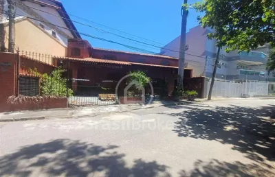 Casa linear de  3 quartos, área gourmet e piscina com vista baía de guanabara em rua tranquila residencial e arborizada!