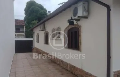 Casa linear de 3 quartos e 3 suítes na rua chapot prevost, juntinho à praia da guanabara!