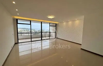 Cobertura duplex modernizada com vista indevassável!