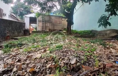Terreno bem localizado na principal rua da freguesia
