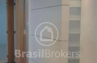 Apartamento reformado em prédio charmoso no flamengo