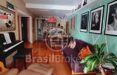 Reformado e com varanda na rua maria angélica, com duas vagas de garagem!