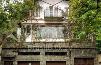 Casa à venda com 345,00m² e 5 quartos em valparaíso, petrópolis - rj