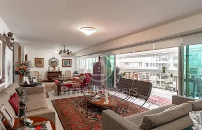 Excelente apartamento totalmente reformado em rua tranquila e arborizada