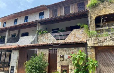 Casa triplex 200 m², em condomínio fechado, na barra