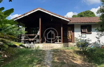 Casa de madeira com um terreno plano maravilhoso com 600 metros para construção de casas dentro de condomínio.