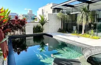Casa de 300 m2 c/ 4 dorm. + piscina no caledônia em camboriú