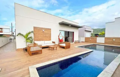 Casa de 285 m2 de 3 dorm. c/ piscina aquecida no caledônia