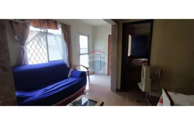 Casa em brás de pina com sala, dois quartos, área de serviço e quintal.