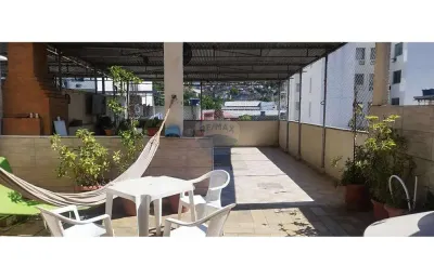 Casa  de vila triplex tendo terraço com churrasqueira e uma vaga de garagem
