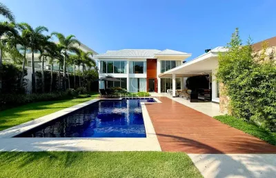Casa em condomínio na barra da tijuca, 800m², 4 suítes, 6 banheiros, para locação por r$ 50.000.
