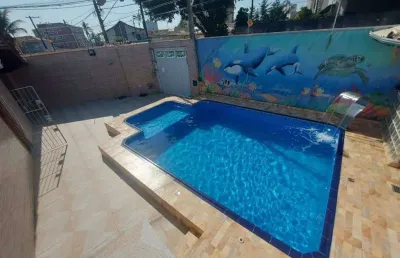 Excelente casa com 02 dormitórios e amplo espaço gourmet com piscina e churrasqueira na vila caiçara.