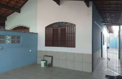 Excelente casa de 02 dormitórios, sendo 01 suíte, 02 vagas de garagem. o imóvel está localizado no balneário maracanã, localização que recebeu diversos investimentos, proporcionando mais comodidade e 