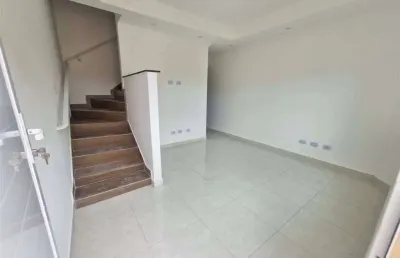 Excelente casa de condomínio com 2 dormitórios no barro jardim melvi em praia grande!