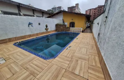 Excelente casa de 2 dormitórios, churrasqueira, piscina e 01 edícula na vila caiçara. imóvel com pagamento facilitado na seguinte conformidade: r$ 250.000,00 de entrada, e parcelas de r$ 5.450,00 decr