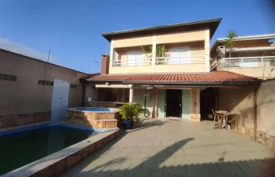 Excelente casa com 4 suítes e piscina em praia grande!