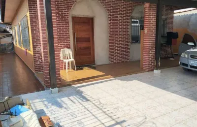 Excelente casa isolada com 3 dormitórios e edícula no bairro caiçara em praia grande!
