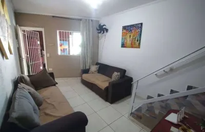 Excelente sobrado de condomínio com entrada independente de 02 dormitórios, 01 banheiro social, 01 lavabo, 01 vaga de garagem rotativa, lavanderia com quintal reservado e  churrasqueira.