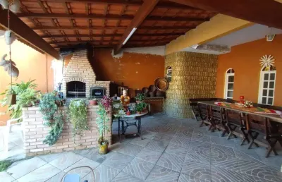Excelente sobrado com 02 dormitórios, sendo 02 suíte amplas com sacada, copa e cozinha separada, amplo quintal com área de churrasqueira e depósito, 06 vagas de garagem. o imóvel está localizado na vi