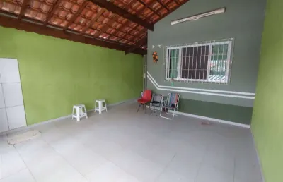 Excelente casa de 03 dormitórios, sendo 01 suíte, 02 vagas de garagem, reformada. o imóvel está localizado no balneário maracanã, localização que recebeu diversos investimentos na infraestrutura, prop