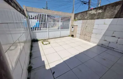 Excelente casa individual, 01 dormitório, 02 vagas de garagem, 01 lavanderia,  o imóvel está localizado no balneário maracanã, localização que recebeu diversos investimentos, proporcionando mais comod