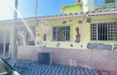 Excelente bangalo duplo com um dormitorio na parte superio e com vaga de garagem.