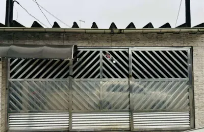 Excelente casa com 03 dormitórios sendo 01 suíte, 03 vagas de garagem, edícula com banheiro e ampla área com churrasqueira no balneário maracanã.
