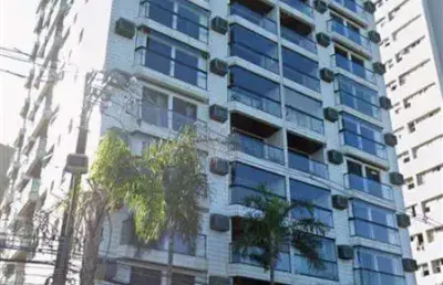 Excelente apartamento de 03 dormitórios, sendo 01 suíte, 02 sacadas, 01 vaga de garagem rotativa, prédio frente ao mar com vista livre. o imóvel está localizado no bairro itararé em são vicente, local