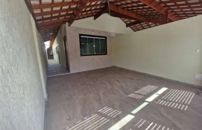 Excelente casa geminada com 02 dormitórios no bairro maracanã em praia grande!