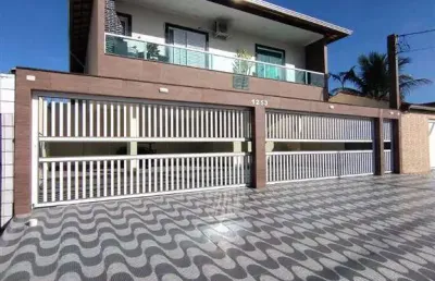 Excelente casa de condomínio sobreposta alta com 02 dormitórios, 01 banheiro social, 01 lavabo e quintal privativo.  o imóvel está localizado no tude bastos, bairro que tem recebido muita valorização 