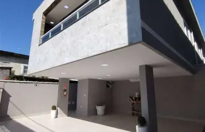 Excelente casa de condomínio sobreposta baixa com quintal privativo. o imóvel está localizado no ribeirópolis, bairro que tem recebido muita valorização através de recentes investimentos em praia gran