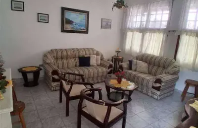 Excelente casa geminada com 02 dormitórios apenas 160 metros da praia no bairro jardim imperador em praia grande!