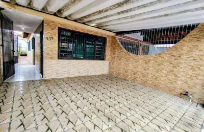 Excelente casa de 02 dormitórios, 02 vagas de garagem. o imóvel está localizado no vilamar na vila caiçara, bairro que vem recebendo e cada vez mais investimentos na infraestrutura, proporcionando mai