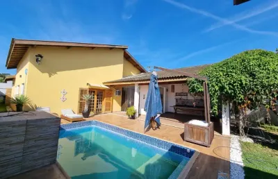 Casa para venda ou locação em condomínio com 03 suítes, casa diferenciada com terreno de 500m²