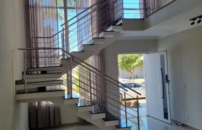 Casa com 04 dormitórios, aconchegante e no melhor condomínio do vale