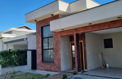 Casa térrea em condomínio fechado com 03 dormitórios
