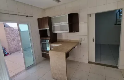 Casa com 04 dormitórios em condomínio com segurança 24h