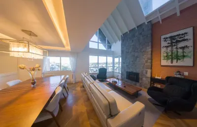 Triplex com 04 suítes, confortável, semimobiliada no centro de gramado